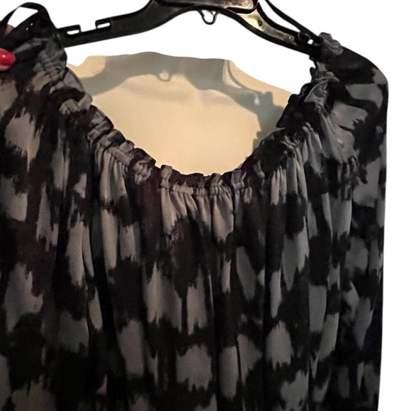 Micheal Kors size large black & silver silky off shoulder top long sleeve NWOT - Picture 6 of 9